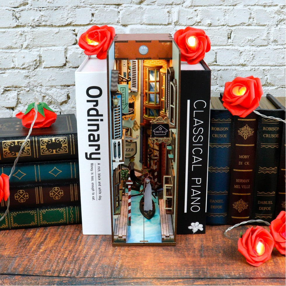 BOOK NOOK - TRAVEL IN VENICE